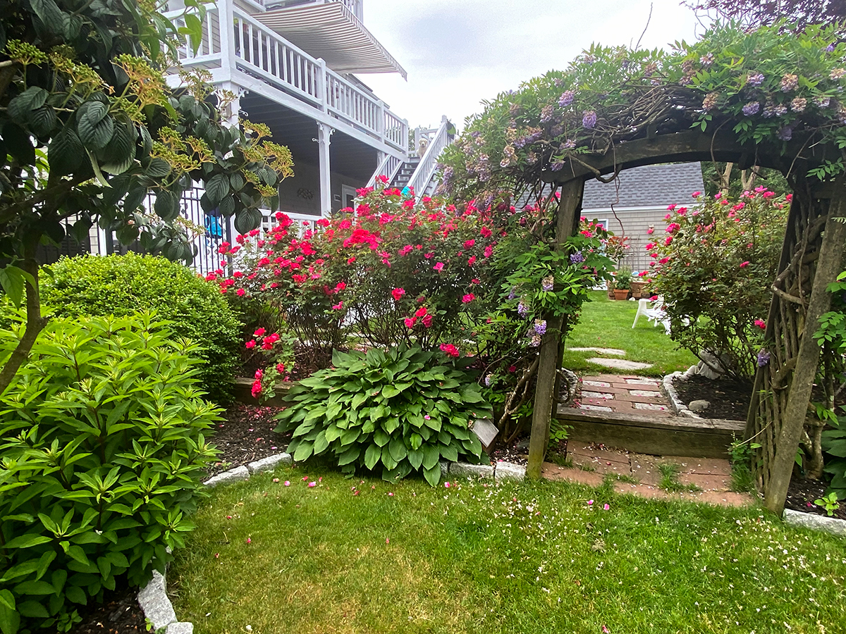 rentals-in-Jamestown-RI-near-me-outsideporch-garden1